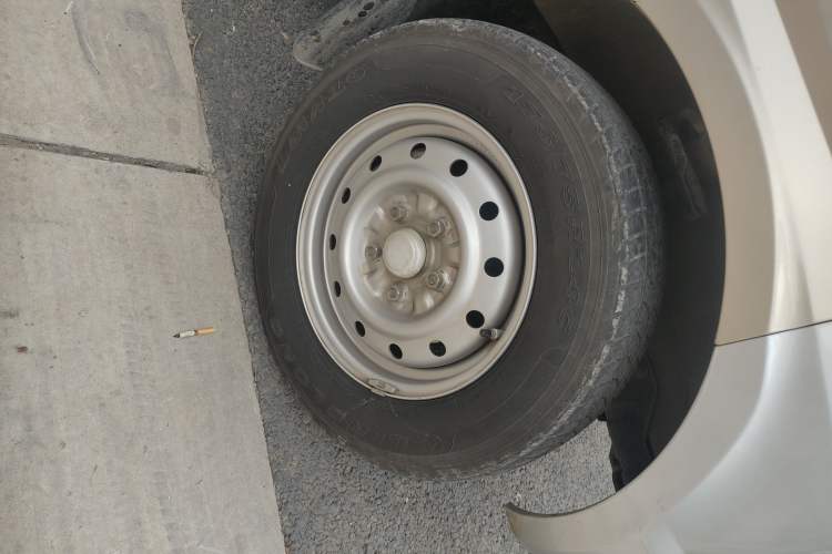 Used Wuling Rongguang EV 2022 Basic Passenger Bus Powered by Penghui Battery Right Front Wheel Hub