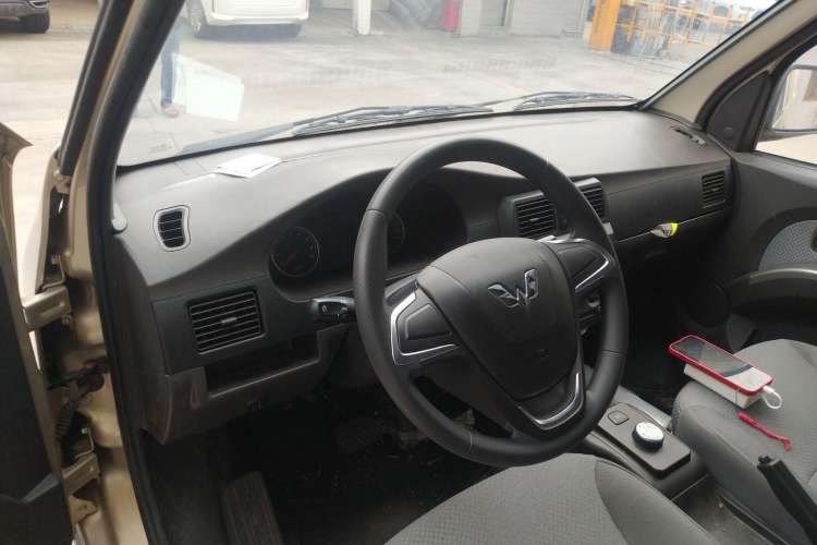 Used Wuling Rongguang EV 2022 Basic Model Enclosed-Window Vehicle with 2 Seats Equipped with Penghui Battery Steering Wheel
