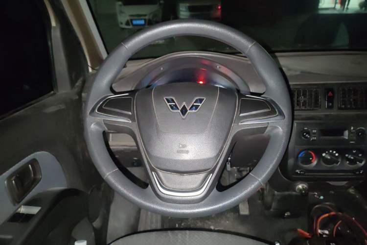 Used Wuling Rongguang EV 2022 Basic Passenger Bus Powered by Penghui Battery Steering Wheel