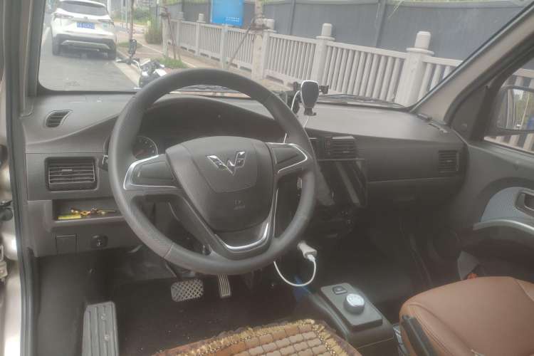 Used Wuling Rongguang EV 2022 Basic Passenger Bus Powered by Penghui Battery Steering Wheel