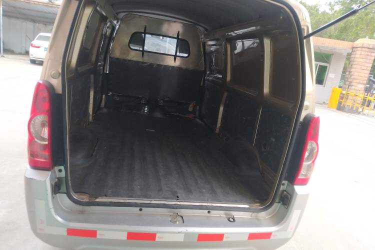 Used Wuling Rongguang EV 2022 Basic Model Enclosed-Window Vehicle with 2 Seats Equipped with Penghui Battery Trunk