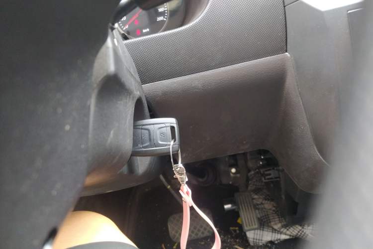Used Wuling Rongguang EV 2022 Basic Model Enclosed-Window Vehicle with 2 Seats Equipped with Penghui Battery Vehicle Key