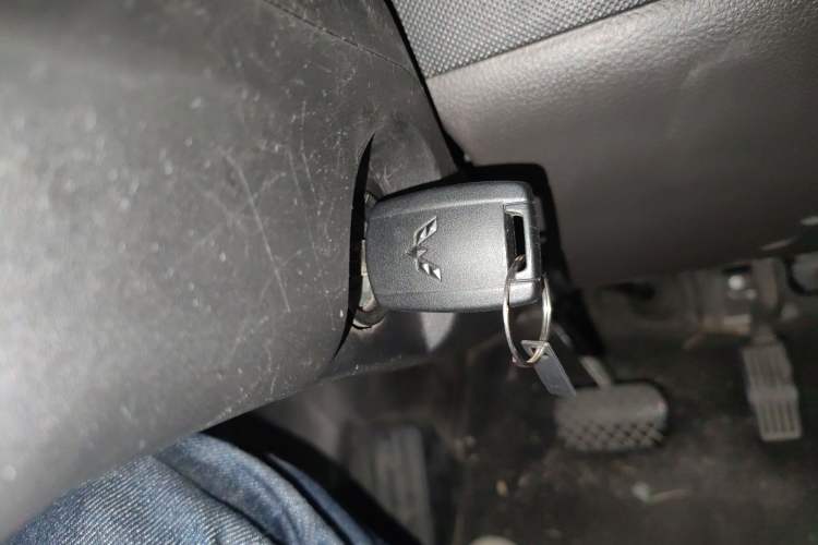 Used Wuling Rongguang EV 2022 Basic Passenger Bus Powered by Penghui Battery Vehicle Key