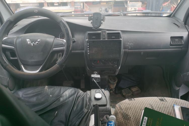 Used Wuling Rongguang EV 2022 Base Model Enclosed-Window Vehicle with 5 Seats Powered by Penghui Battery Center Console