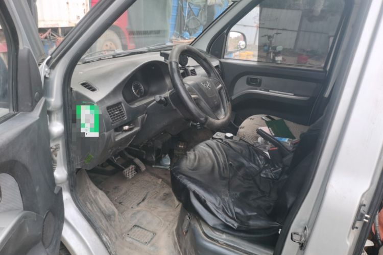 Used Wuling Rongguang EV 2022 Base Model Enclosed-Window Vehicle with 5 Seats Powered by Penghui Battery Driver Seat