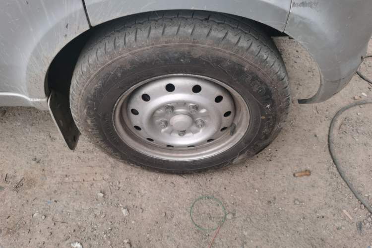 Used Wuling Rongguang EV 2022 Base Model Enclosed-Window Vehicle with 5 Seats Powered by Penghui Battery Right Front Wheel Hub