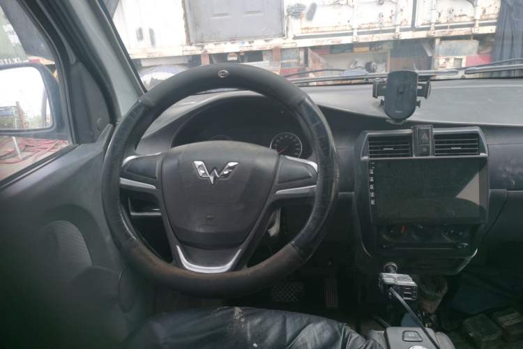 Used Wuling Rongguang EV 2022 Base Model Enclosed-Window Vehicle with 5 Seats Powered by Penghui Battery Steering Wheel