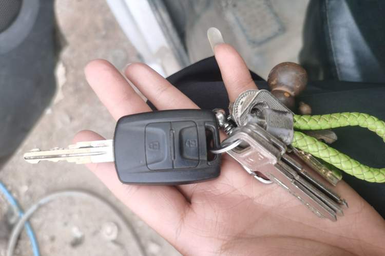 Used Wuling Rongguang EV 2022 Base Model Enclosed-Window Vehicle with 5 Seats Powered by Penghui Battery Vehicle Key