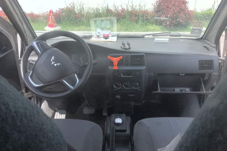 Used Wuling Rongguang EV 2022 Basic Model Enclosed-Window Vehicle with 2 Seats Equipped with Penghui Battery Center Console