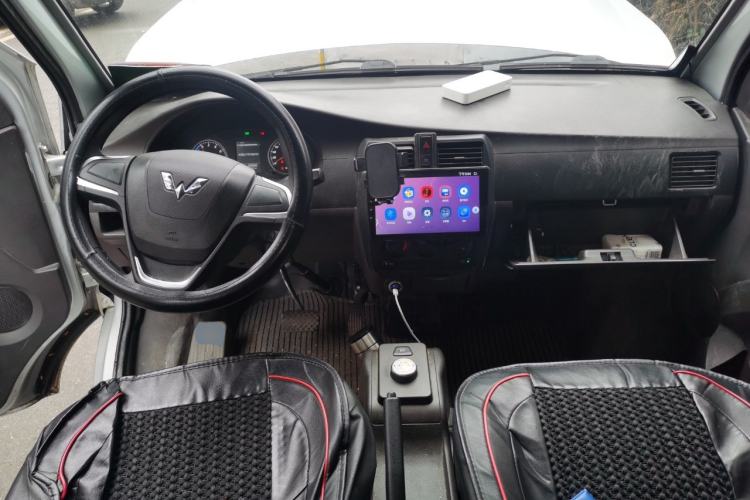 Used Wuling Rongguang EV 2022 Basic Passenger Bus Powered by Penghui Battery Center Console