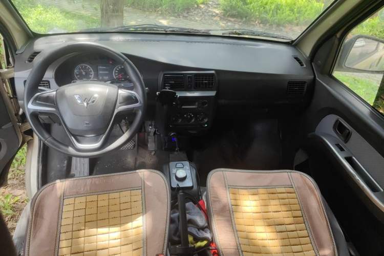 Used Wuling Rongguang EV 2022 Base Model Coach Powered by CATL Center Console
