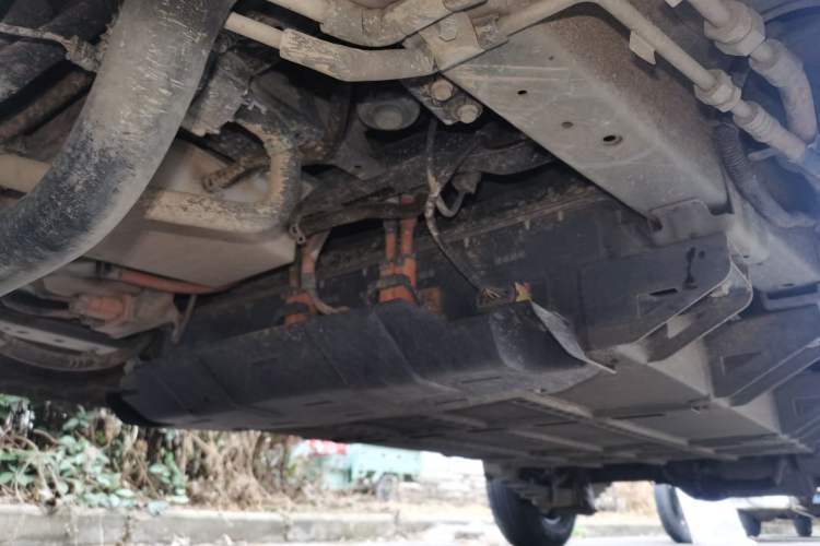 Used Wuling Rongguang EV 2022 Basic Passenger Bus Powered by Penghui Battery Chassis Front Left