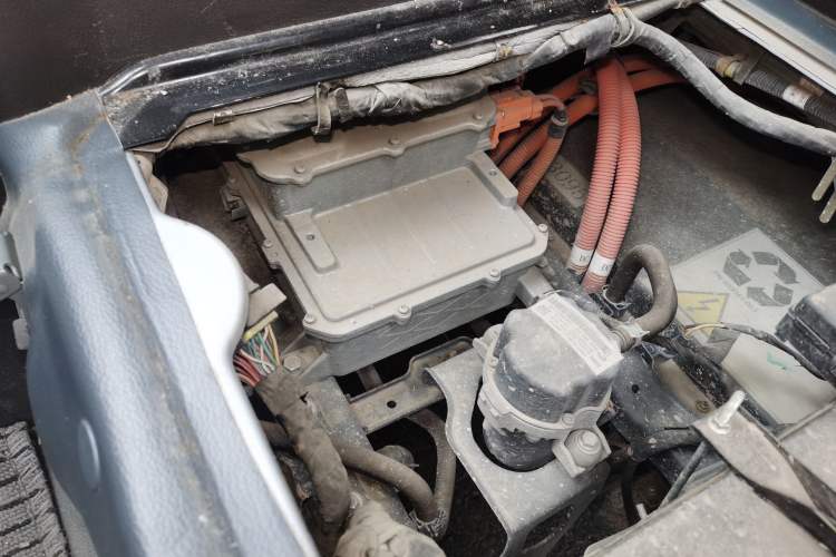 Used Wuling Rongguang EV 2022 Basic Passenger Bus Powered by Penghui Battery Engine Bay Right