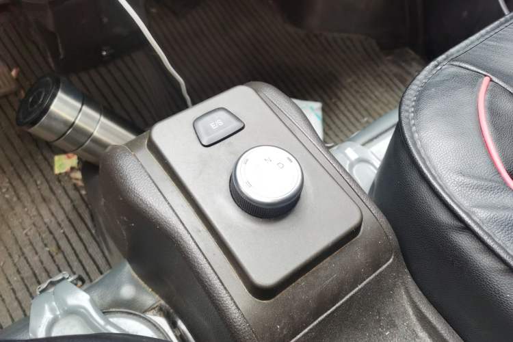 Used Wuling Rongguang EV 2022 Basic Passenger Bus Powered by Penghui Battery Gear Lever