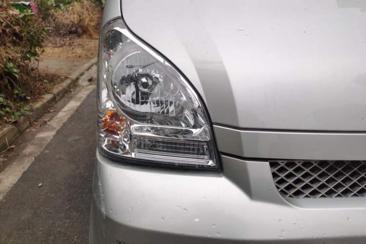 Used Wuling Rongguang EV 2022 Basic Passenger Bus Powered by Penghui Battery Right Front Headlight
