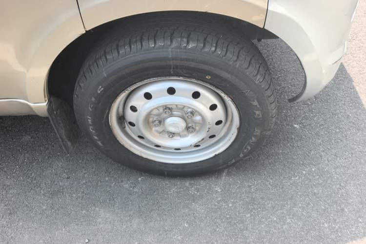 Used Wuling Rongguang EV 2022 Basic Model Enclosed-Window Vehicle with 2 Seats Equipped with Penghui Battery Right Front Wheel Hub