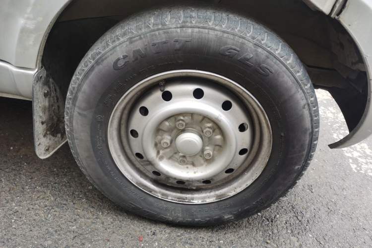 Used Wuling Rongguang EV 2022 Basic Passenger Bus Powered by Penghui Battery Right Front Wheel Hub