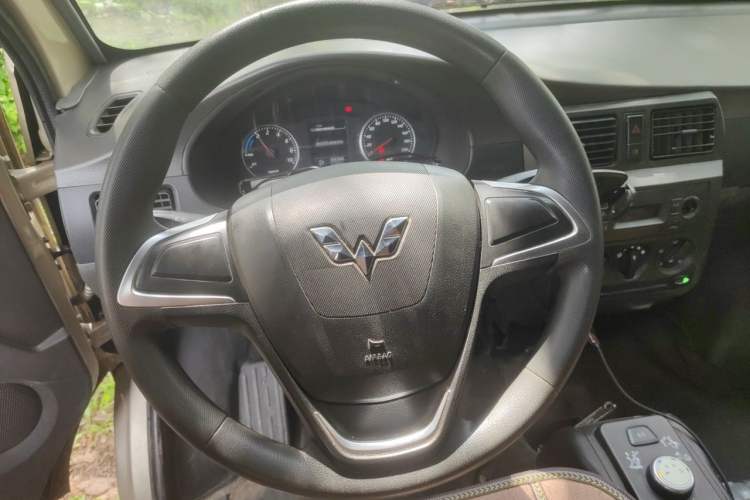 Used Wuling Rongguang EV 2022 Base Model Coach Powered by CATL Steering Wheel