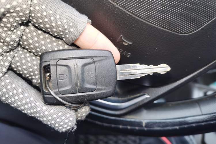 Used Wuling Rongguang EV 2022 Basic Passenger Bus Powered by Penghui Battery Vehicle Key