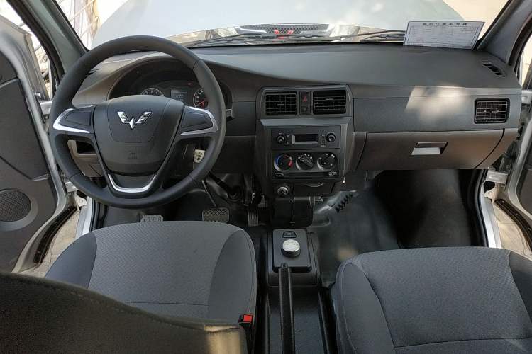 Used Wuling Rongguang EV 2022 Basic Passenger Bus Powered by Penghui Battery Center Console