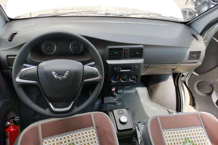 Used Wuling Rongguang EV 2022 Basic Passenger Bus Powered by Penghui Battery Center Console
