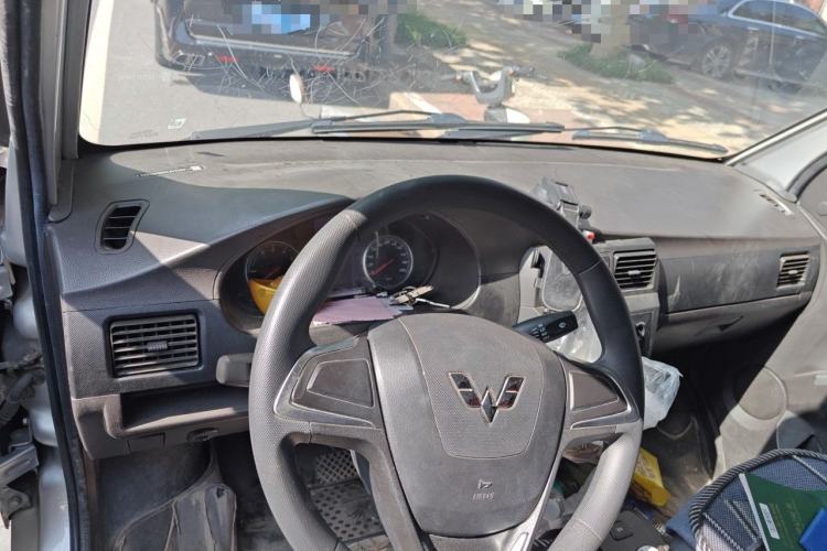 Used Wuling Rongguang EV 2022 Basic Model Enclosed-Window Vehicle with 2 Seats Equipped with Penghui Battery Center Console