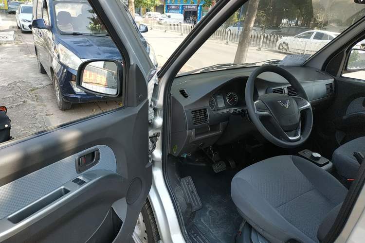 Used Wuling Rongguang EV 2022 Basic Passenger Bus Powered by Penghui Battery Driver Seat