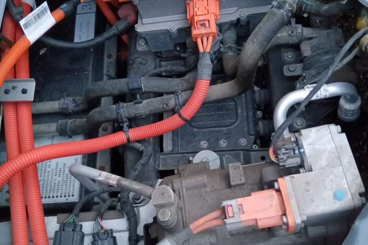 Used Wuling Rongguang EV 2022 Basic Passenger Bus Powered by Penghui Battery Engine Bay