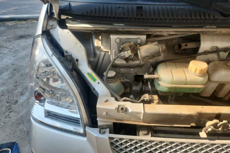 Used Wuling Rongguang EV 2022 Basic Model Enclosed-Window Vehicle with 2 Seats Equipped with Penghui Battery Engine Bay Right