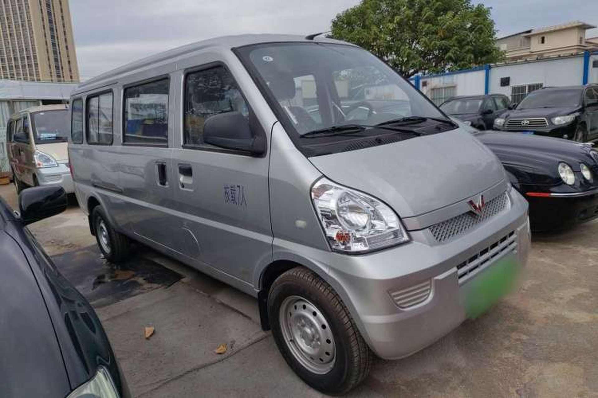 Used Wuling Rongguang EV 2022 Basic Passenger Bus Powered by Penghui Battery Exterior 2