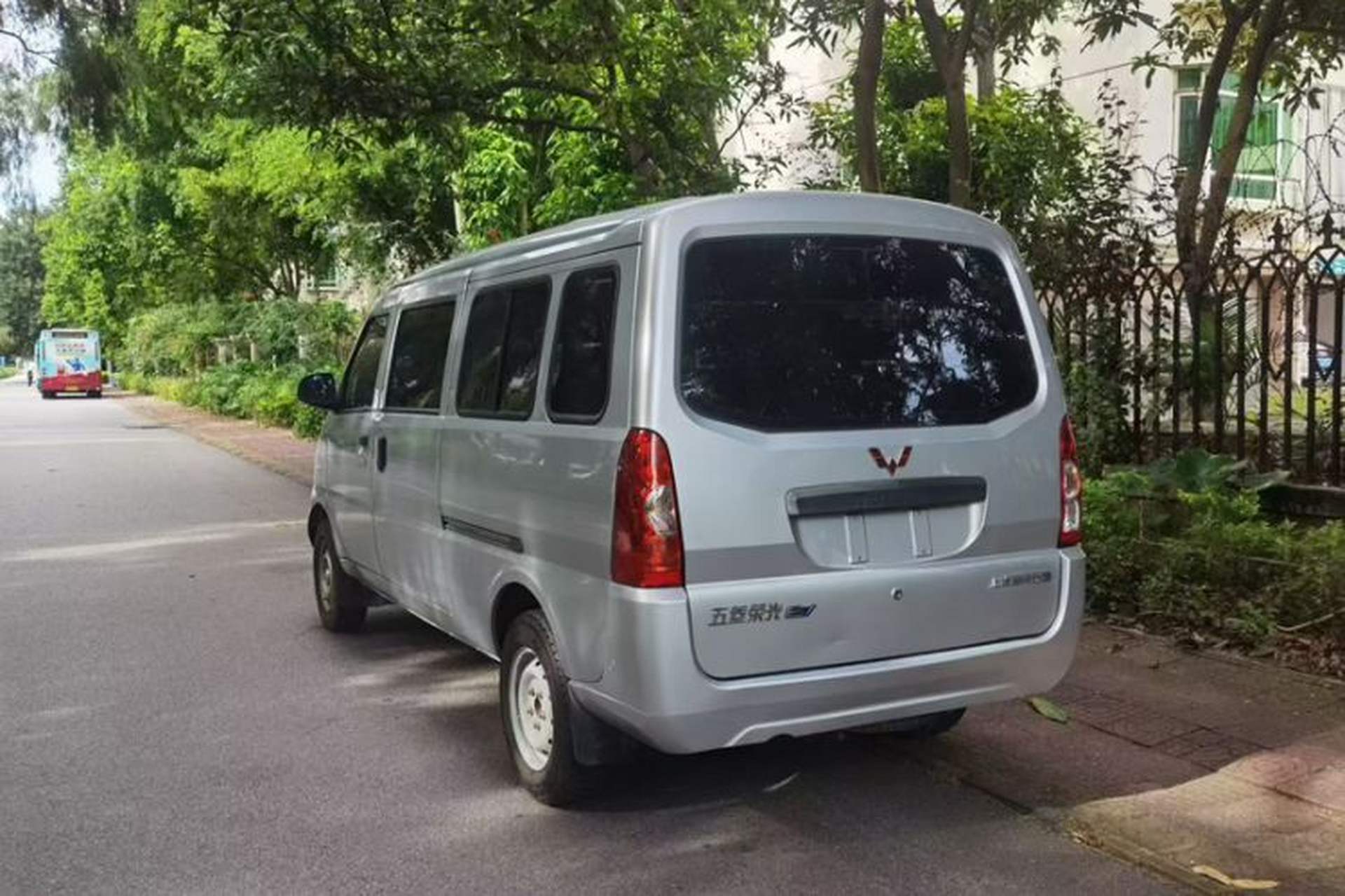 Used Wuling Rongguang EV 2022 Basic Passenger Bus Powered by Penghui Battery Exterior 3