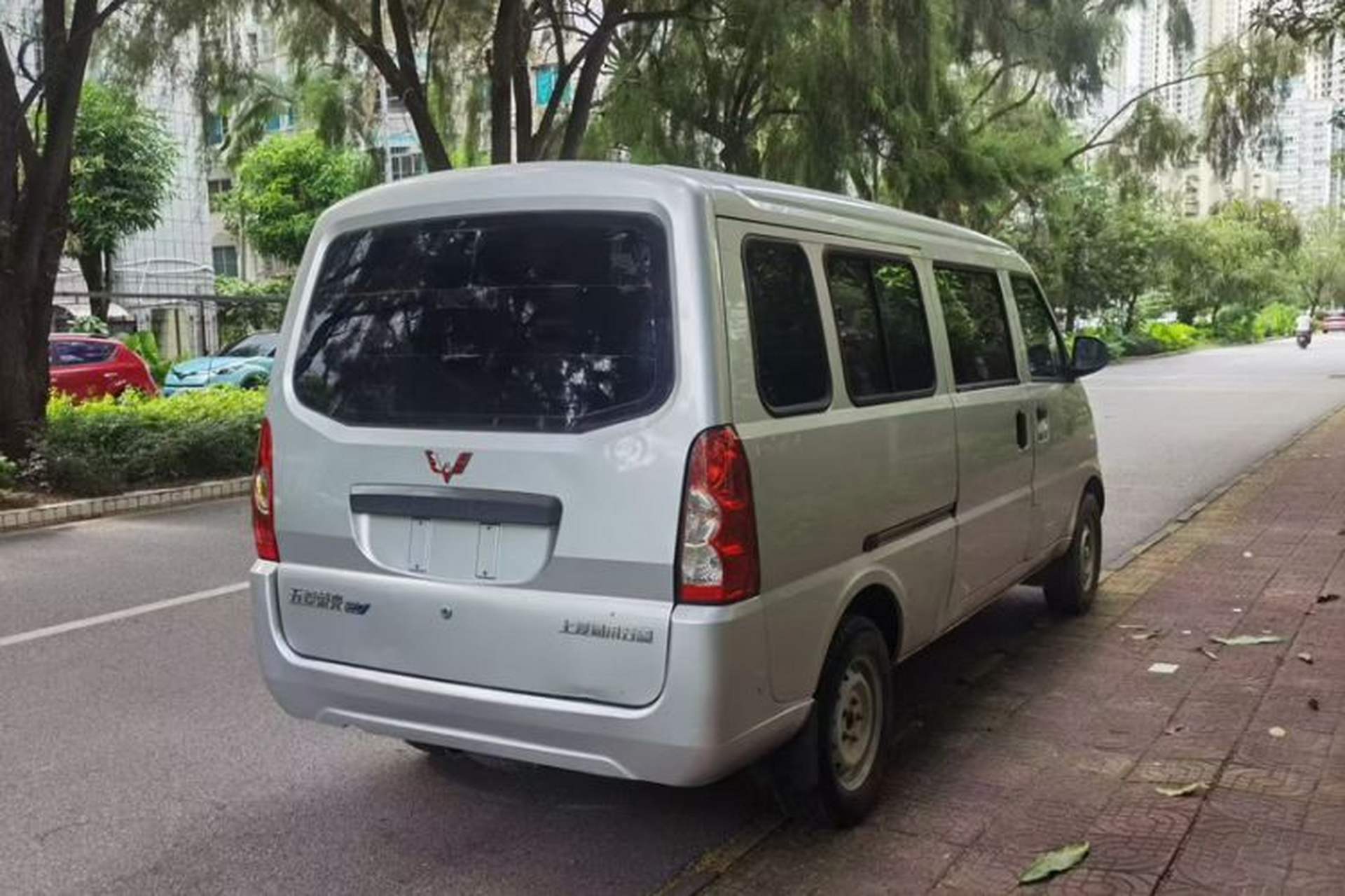 Used Wuling Rongguang EV 2022 Basic Passenger Bus Powered by Penghui Battery Exterior 4