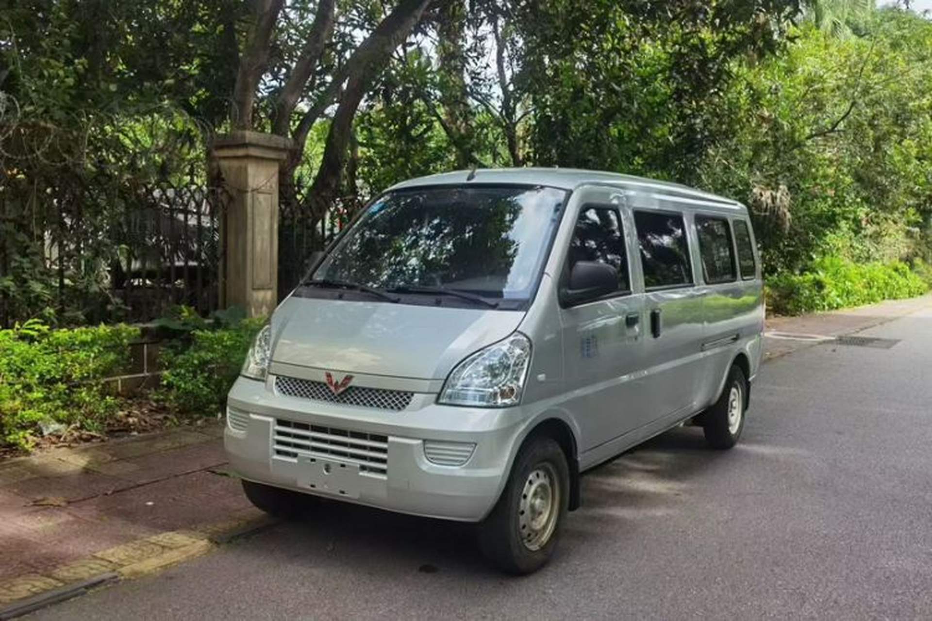 Used Wuling Rongguang EV 2022 Basic Passenger Bus Powered by Penghui Battery Exterior 5