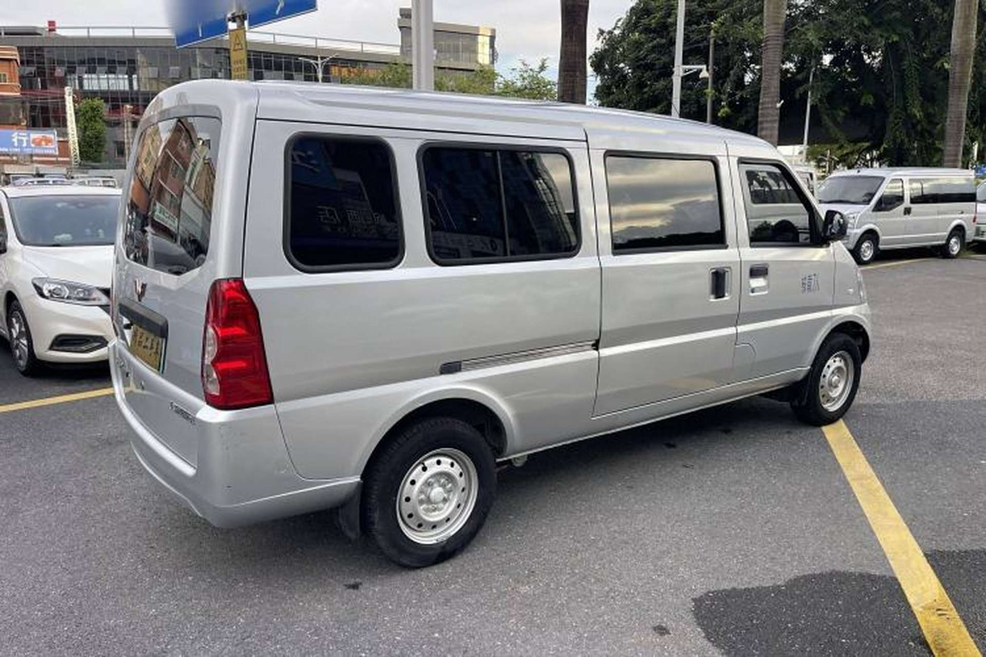 Used Wuling Rongguang EV 2022 Basic Passenger Bus Powered by Penghui Battery Exterior 9