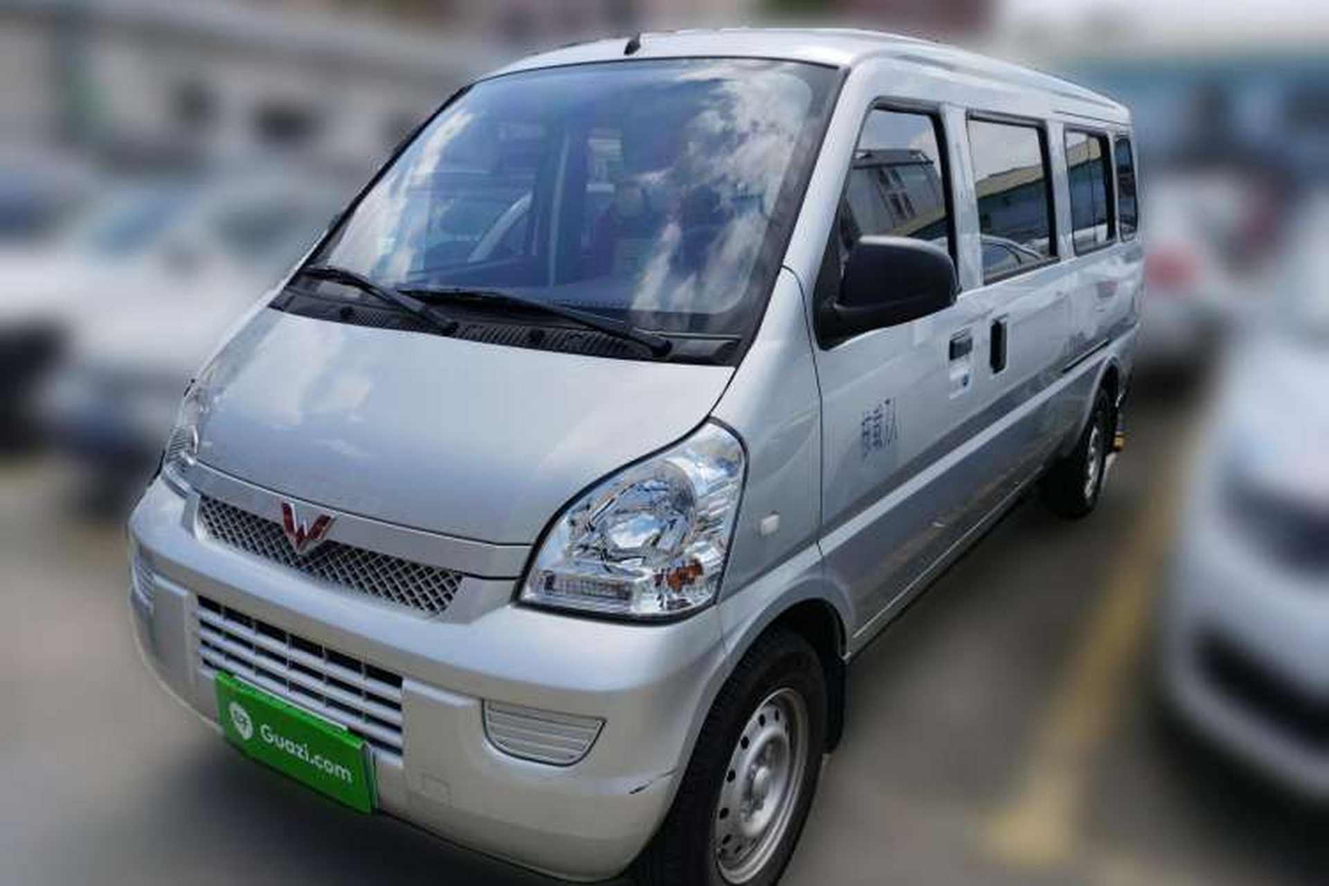 Used Wuling Rongguang EV 2022 Basic Passenger Bus Powered by Penghui Battery Front Left 45 Deg