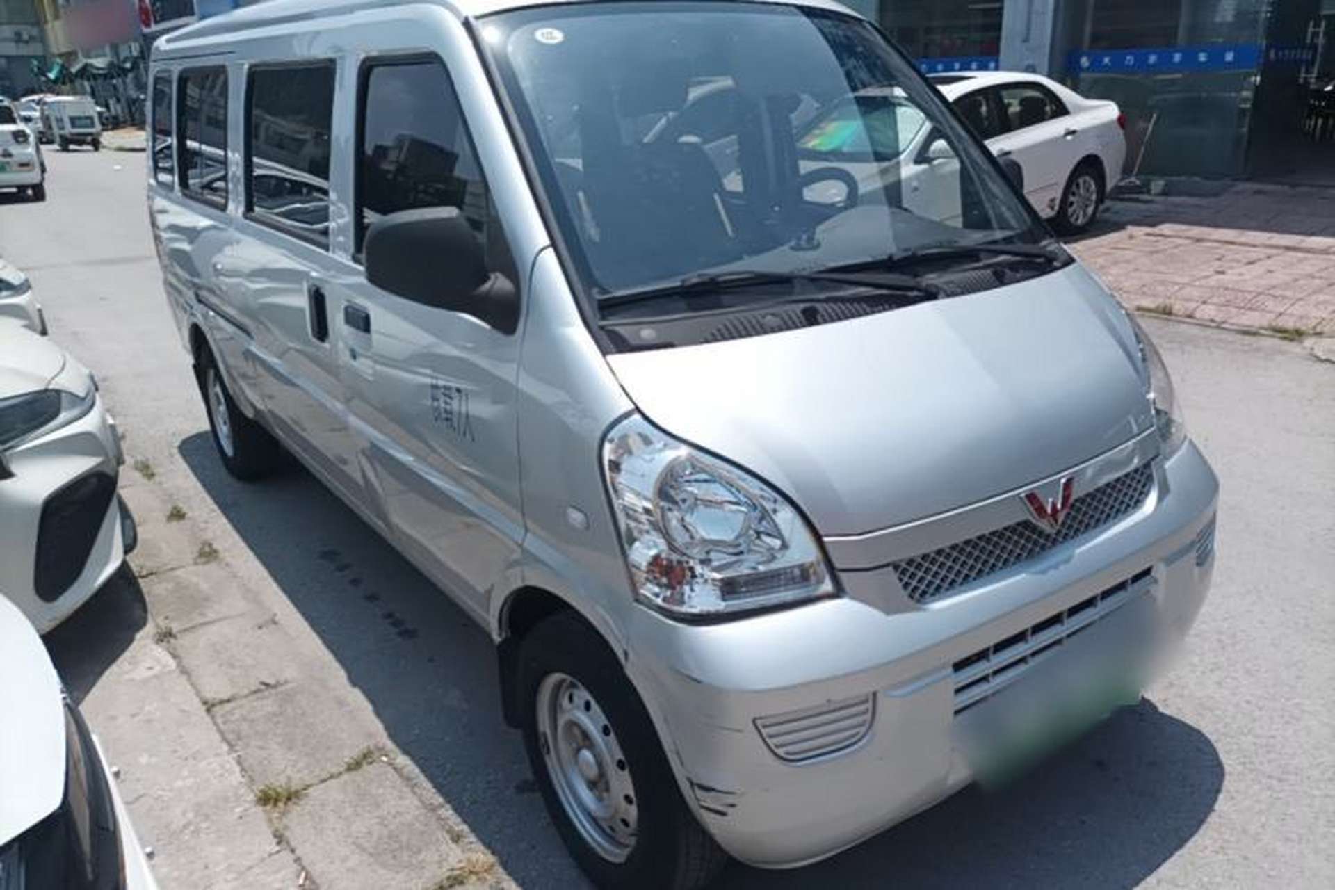 Used Wuling Rongguang EV 2022 Basic Passenger Bus Powered by Penghui Battery Front Right 45 Deg