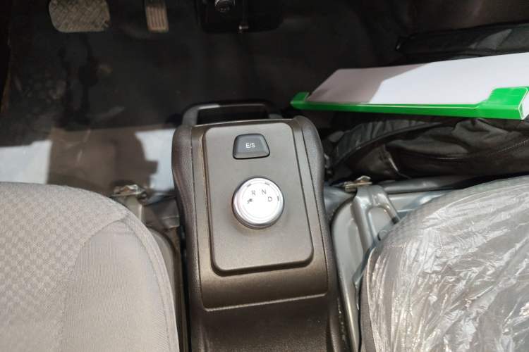 Used Wuling Rongguang EV 2022 Basic Passenger Bus Powered by Penghui Battery Gear Lever