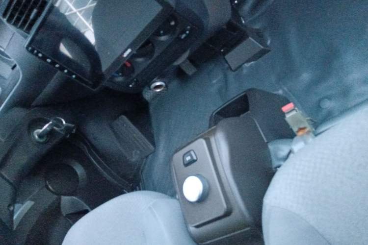 Used Wuling Rongguang EV 2022 Basic Passenger Bus Powered by Penghui Battery Gear Lever