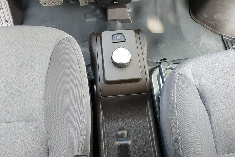 Used Wuling Rongguang EV 2022 Basic Passenger Bus Powered by Penghui Battery Gear Lever
