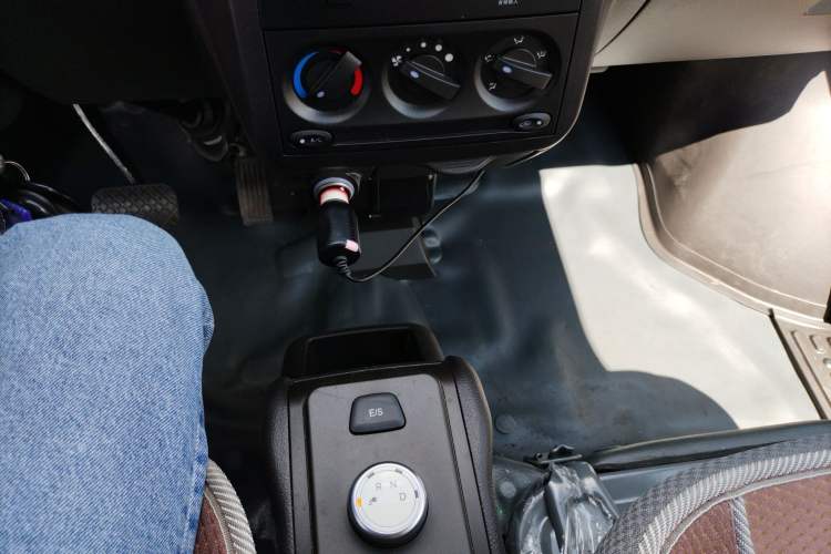 Used Wuling Rongguang EV 2022 Basic Passenger Bus Powered by Penghui Battery Gear Lever