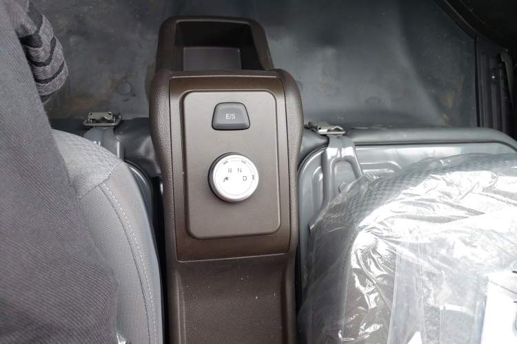Used Wuling Rongguang EV 2022 Basic Passenger Bus Powered by Penghui Battery Gear Lever