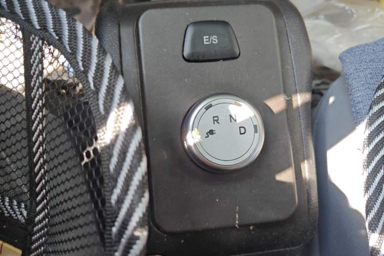 Used Wuling Rongguang EV 2022 Basic Model Enclosed-Window Vehicle with 2 Seats Equipped with Penghui Battery Gear Lever