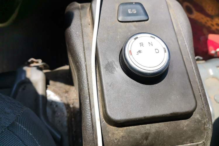 Used Wuling Rongguang EV 2022 Basic Passenger Bus Powered by Penghui Battery Gear Lever