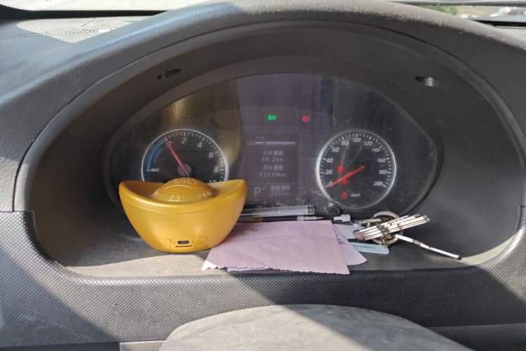 Used Wuling Rongguang EV 2022 Basic Model Enclosed-Window Vehicle with 2 Seats Equipped with Penghui Battery Instrument Cluster