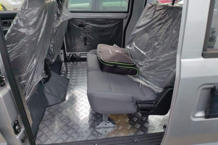 Used Wuling Rongguang EV 2022 Basic Passenger Bus Powered by Penghui Battery Interior 1