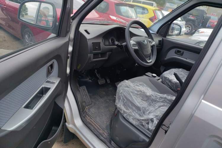 Used Wuling Rongguang EV 2022 Basic Passenger Bus Powered by Penghui Battery Interior 2