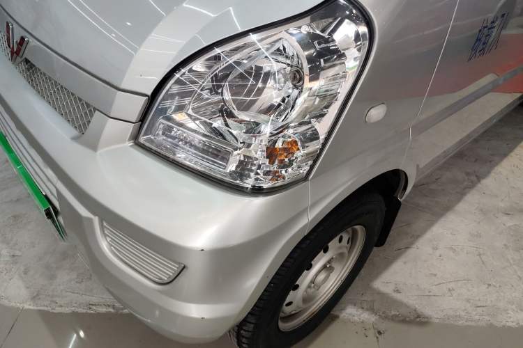 Used Wuling Rongguang EV 2022 Basic Passenger Bus Powered by Penghui Battery Left Front Headlight