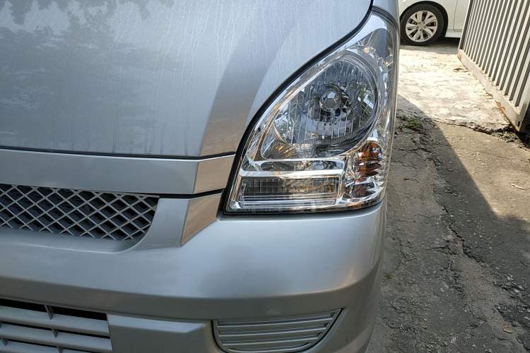 Used Wuling Rongguang EV 2022 Basic Passenger Bus Powered by Penghui Battery Left Front Headlight