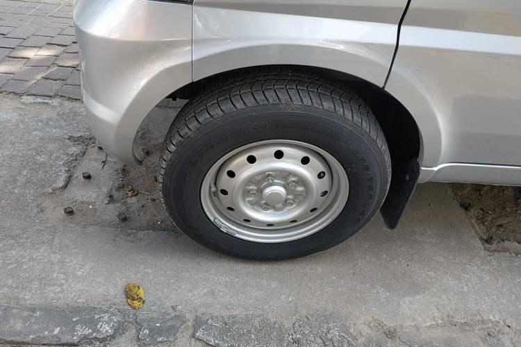 Used Wuling Rongguang EV 2022 Basic Passenger Bus Powered by Penghui Battery Left Front Wheel Hub