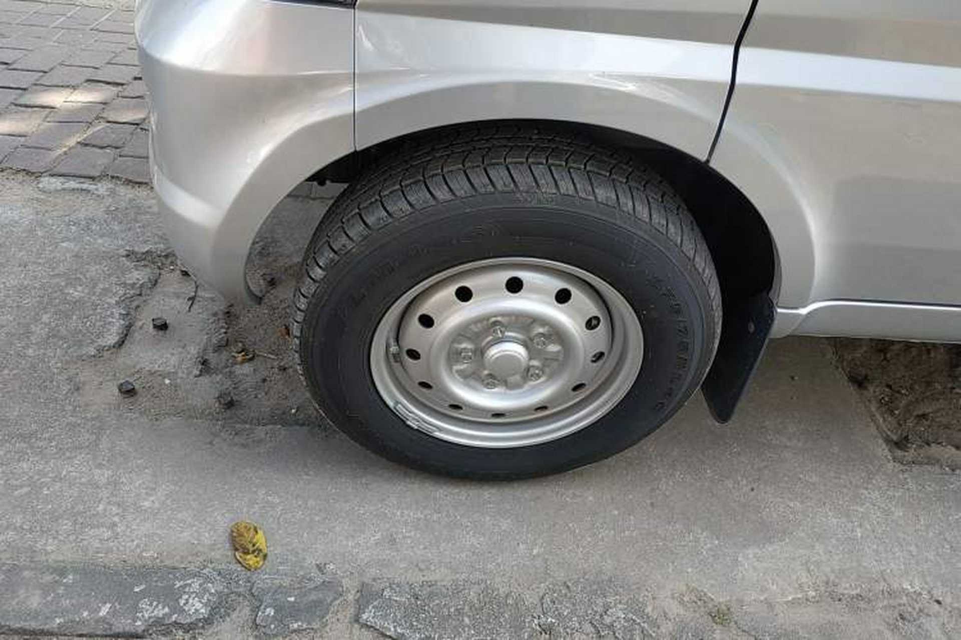 Used Wuling Rongguang EV 2022 Basic Passenger Bus Powered by Penghui Battery Left Front Wheel Hub